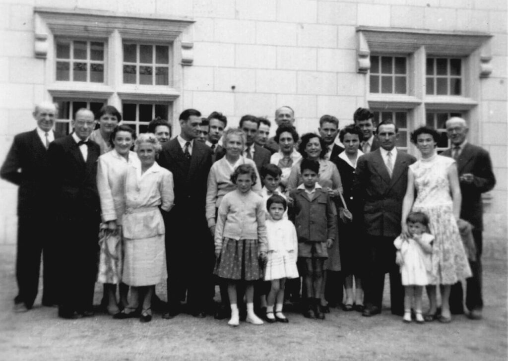 Cependant, en 1956, a lieu au dit château, la fête des 70 ans 