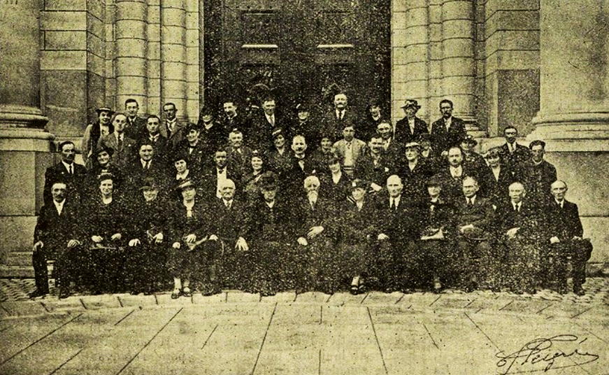 Photo des Belles Familles de Touraine prise en 1938 devant le porche de la Basilique St Martin